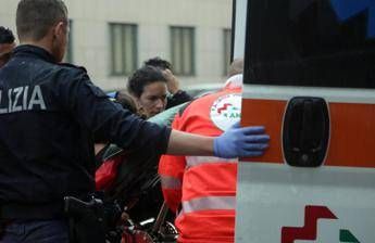 Muore a 13 anni precipitando dal secondo piano e lascia un biglietto: “Sono stanco della scuola”