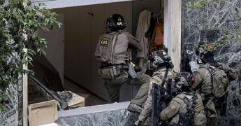 Napoli, rapina con 25 ostaggi: investigatori ricostruiscono via di fuga e arrivo dei banditi