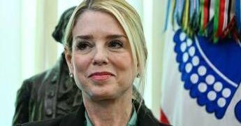 Pam Bondi licenziata da Trump, ma rischia di dover deporre al Congresso sul caso Epstein