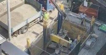 Parcheggio all’ombra di Castel Sant’Angelo, i residenti: “fra vibrazioni e intonaco che cade, abbiamo paura per le nostre case”