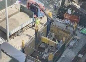 Parcheggio all’ombra di Castel Sant’Angelo, i residenti: “fra vibrazioni e intonaco che cade, abbiamo paura per le nostre case”