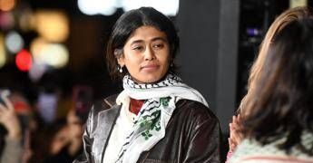 Parigi, l’eurodeputata Rima Hassan è stata fermata per apologia del terrorismo