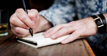 Parkinson, segnali precoci della malattia e come proteggere la salute del cervello: 10 cose da sapere