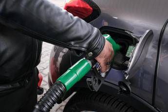 Petrolio, prezzi salgono nuovamente: ma benzina e diesel sono in lieve calo