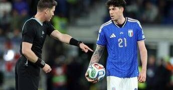 Pioggia di insulti dopo Bosnia-Italia, moglie Bastoni costretta a limitare commenti social