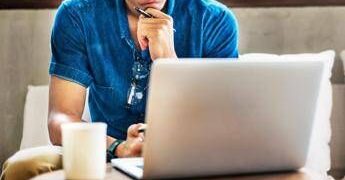 Più isolati con lo smart working, in uno studio l’impatto sul benessere mentale