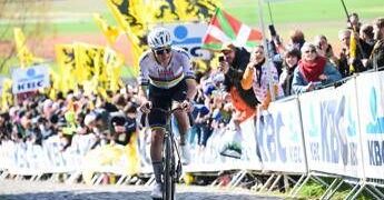 Pogacar pigliatutto, trionfa al Giro delle Fiandre per la terza volta