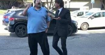 Prato, tensione alla presentazione del candidato sindaco Adinolfi: lite con inviato delle ‘Iene’