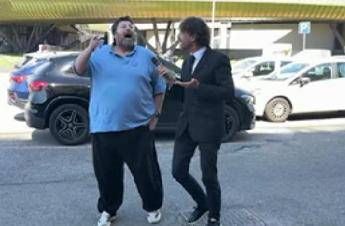 Prato, tensione alla presentazione del candidato sindaco Adinolfi: lite con inviato delle ‘Iene’