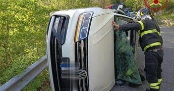 Roma, auto si ribalta dopo incidente: feriti mamma e due bambini