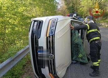 Roma, auto si ribalta dopo incidente: feriti mamma e due bambini