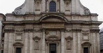 Roma, cadono lastre impalcatura chiesa Sant’Ignazio: ferita 16enne in gita