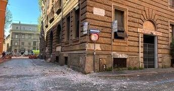 Roma, paura a Trastevere: crolla cornicione di un palazzo. Pioggia di detriti e strada transennata