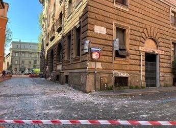 Roma, paura a Trastevere: crolla cornicione di un palazzo. Pioggia di detriti e strada transennata