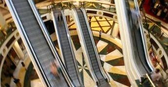 Roma, rapina in gioielleria del centro commerciale Euroma2: irruzione con picconi e fumogeni