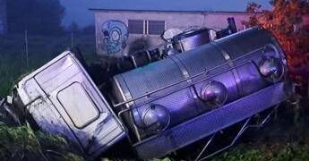 Scontro tra autocarro e macchina nel Modenese: 3 morti