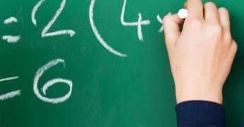 Scuola, 143 euro di aumento ai prof. Valditara: “Risultato storico”