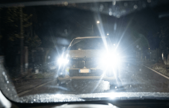 Sei automobilisti su dieci sono infastiditi dai fari auto sempre più potenti