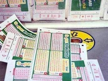 Superenalotto, numeri combinazione vincente oggi 26 maggio