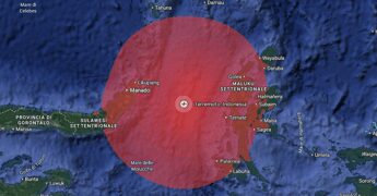 Terremoto in Indonesia, sisma di magnitudo 7,4 nel mare delle Molucche: un morto