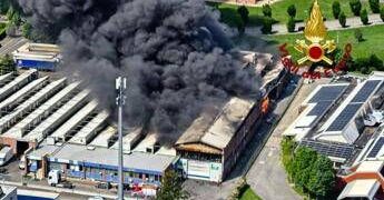 Torino, maxi incendio a Beinasco: evacuate case vicine. Sindaco: “Tenete chiuse le finestre”