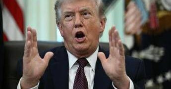 Trump: “Iran ha chiesto cessate il fuoco”. Teheran: “Non è vero”