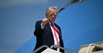 Trump: “Papa deve capire, Iran può colpire anche Italia”. Ottimismo sui negoziati: “Accordo vicino con Teheran”