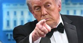 Trump: “Viviamo in un mondo folle. Aggressore ispirato dai No Kings”