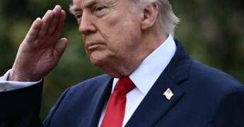 Trump boccia la proposta dell’Iran, Hormuz resta chiuso: “Teheran sta per crollare”