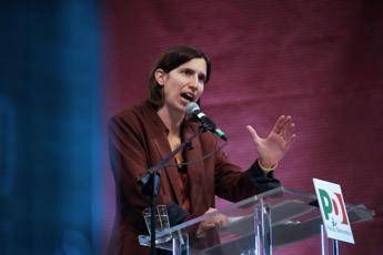 Trump e l’attacco a Meloni, centrodestra fa quadrato. Schlein: “Ferma condanna, sia unanime”. Ma Conte e Renzi punzecchiano la premier