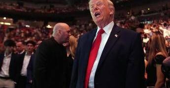 Trump, il nuovo piano: “Blocco subito lo Stretto di Hormuz”. Negoziati o attacco? I messaggi all’Iran