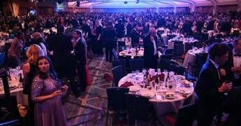 Trump in fuga per spari a Washington, un ‘eroe’ resta a tavola