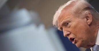 Ultimatum di Trump all’Iran, oggi la deadline: “Possiamo distruggervi”