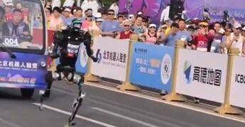 Un robot batte gli uomini (con record assurdo) nella mezza maratona di Pechino – Il video
