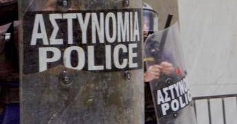 Uomo armato spara nel centro di Atene, almeno 5 feriti