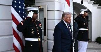 Usa-Iran, nuovi negoziati in vista. Trump: “Presto novità”. Europa prepara piano per Hormuz