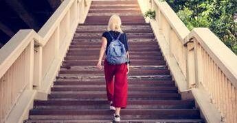 Usare le scale e non l’ascensore, oggi l’iniziativa anti sedentarietà del ‘No Elevators Day’