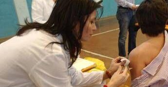 Vaccinazione anti-meningite per chi va nelle aree a rischio: come, dove e perché