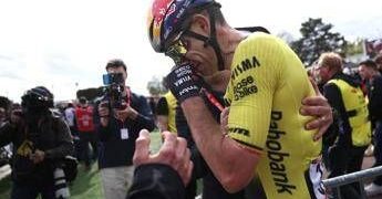 Van Aert vince la Parigi-Roubaix davanti a Pogacar