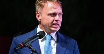 Vino, Lollobrigida: “Basta allarmi su etichette da burocrati di Bruxelles”