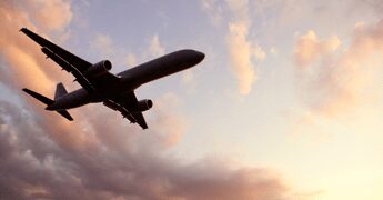 Voli a rischio? Aeroporti quasi a secco, cosa succede se Hormuz non riapre a breve