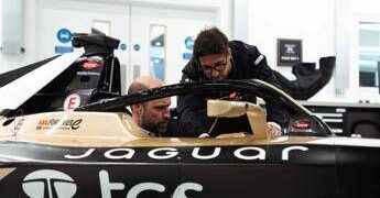 William visita quartier generale Jaguar TCS Racing, focus su innovazione