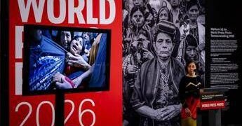 World Press Photo, la foto dell’anno è ‘Separati dall’Ice’﻿