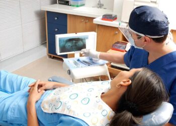 Il sorriso a portata di click: guida alla scelta del dentista nell’era digitale
