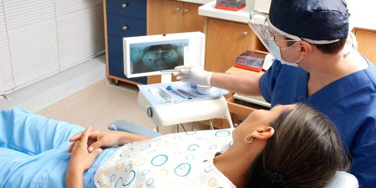 Il sorriso a portata di click: guida alla scelta del dentista nell’era digitale