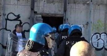 Adescata, segregata e costretta a violenze sessuali di gruppo per tre giorni: 5 fermi a Roma