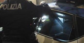 Aggredito e accoltellato in piazza a Prato: 23enne in fin di vita. Fermati due uomini