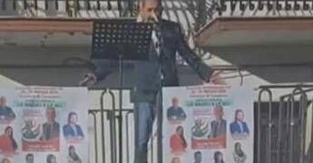 Amministrative, candidato sindaco del cosentino sale sul palco vestito da Pinocchio