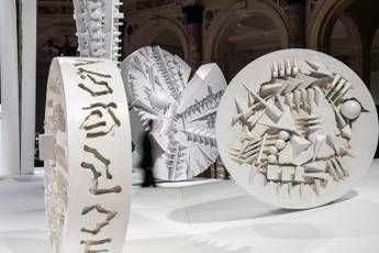 Arnaldo Pomodoro in 45 opere, alle Gallerie d’Italia di Milano il racconto di una vita nell’arte