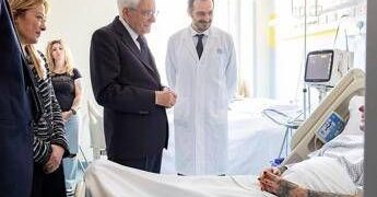 Auto sulla folla a Modena, cinque feriti ancora ricoverati: Mattarella e Meloni in visita